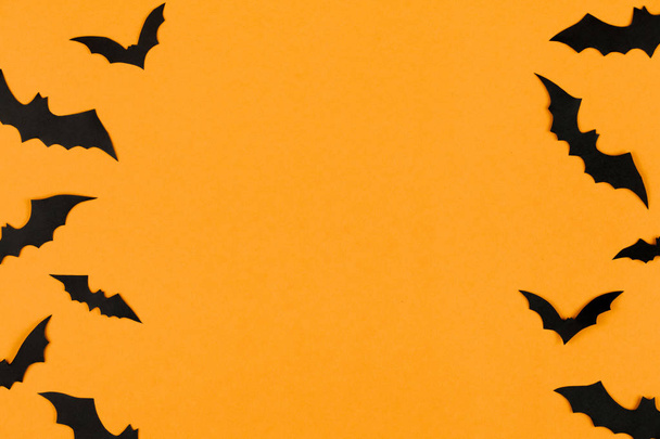 Αποκριάτικες διακοσμήσεις έννοια, πολλές μαύρες νυχτερίδες χαρτί - Φωτογραφία, εικόνα