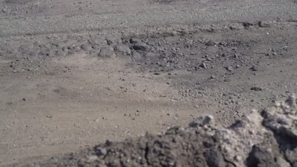 Estrada de asfalto velho com buracos
 - Filmagem, Vídeo