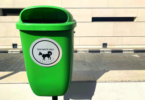 Corbeille verte pour déchets de chien uniquement
 - Photo, image