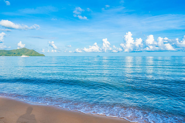Hermosa playa tropical mar océano con nubes blancas cielo azul y
 - Foto, imagen