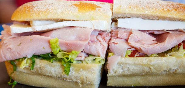 Sandwich prosciutto e mozzarella sul pane francese
 - Foto, immagini