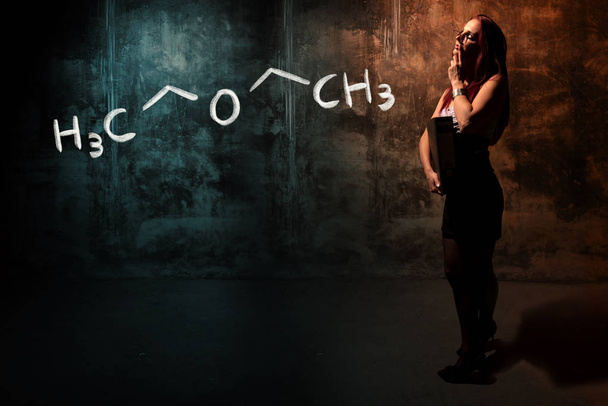 Ragazza sexy o segretaria o studentessa che presenta formula chimica disegnata a mano di Diethylether
 - Foto, immagini