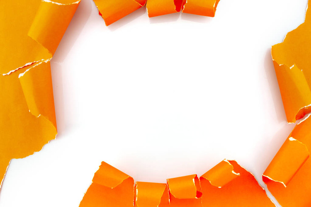 Revitty oranssi paperi valkoisella pohjalla
 - Valokuva, kuva