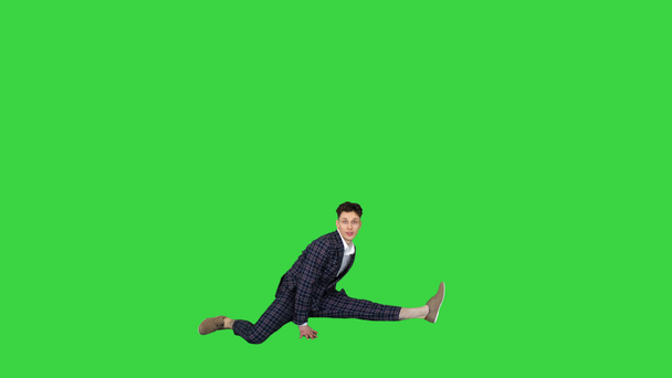 Fiatal vonzó férfi táncos a szigorú üzleti öltöny tánc, hogy egy split a zöld képernyőn, Chroma Key. - Felvétel, videó