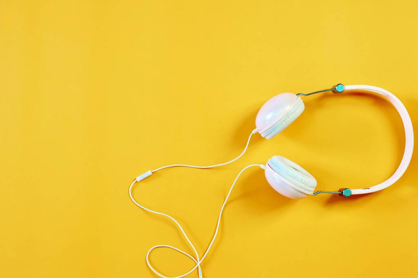 Os fones de ouvido de música no fundo laranja
 - Foto, Imagem