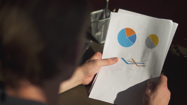 Gráfico de negócios financeiros com diagramas
 - Filmagem, Vídeo