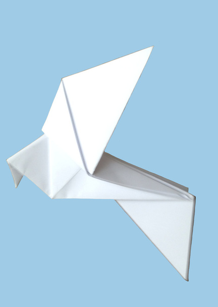Valkoinen origami paperi lintu sinisellä pohjalla
 - Valokuva, kuva