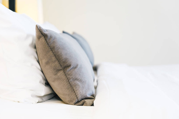 Hermosa almohada cómoda de lujo en la cama con lámpara de luz
 - Foto, Imagen