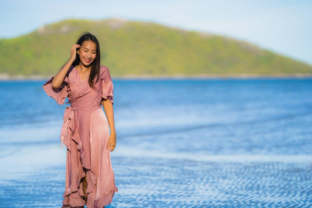 Muotokuva nuori kaunis aasialainen nainen kävellä hymy ja onnellinen
 - Valokuva, kuva
