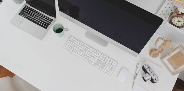 Top zicht op trendy werkplek met desktopcomputer en Office su - Foto, afbeelding