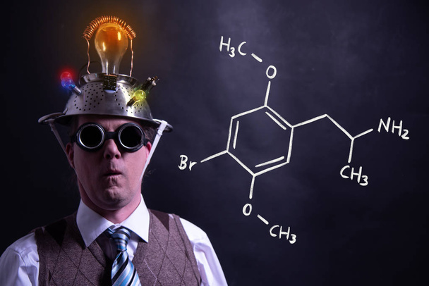 Nerd présentant une formule chimique dessinée à la main de diméthoxybromoamphétamine dob
 - Photo, image