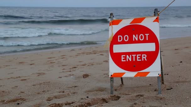 No nadar signo con boya salvavidas
 - Metraje, vídeo