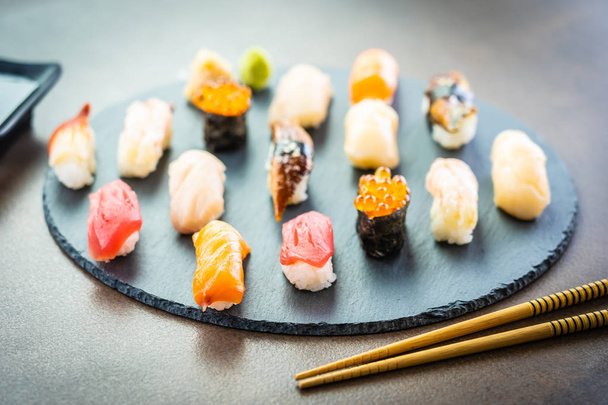 Nigiri-Sushi-Set mit Lachs-Thunfisch-Garnelen-Aal-Schale und Zahn - Foto, Bild