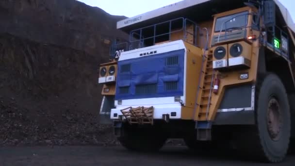 Ogromna ciężarówka z kamieniołomu, załadowana Ruda żelaza. - Materiał filmowy, wideo