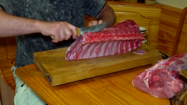 Yemek pişirmek için hazırlanan Şef çiğ domuz ahşap tahta kesme - Video, Çekim