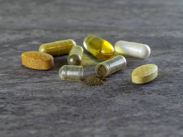 kábítószer-tabletták élelmiszer suplements egészséges gyógyszert gyógyszert egészségügyi kezelés adalékok gyógyszertár gyógyszeripar a márvány háttér - Fotó, kép