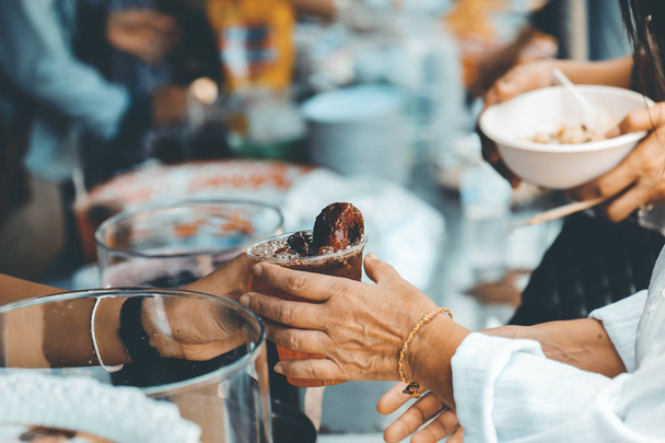 Warm food for the poor and homeless: the concept of giving to help - Foto, Imagem