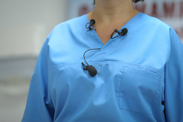 Подробиці з багатьма лавандовими мікрофонами на медичному пальто
  - Фото, зображення