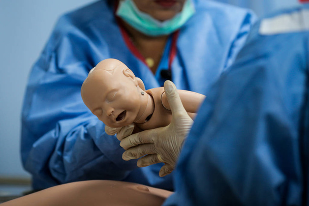 Details mit Plastik-Attrappen, die eine Frau und ihr neu geborenes Kind darstellen  - Foto, Bild