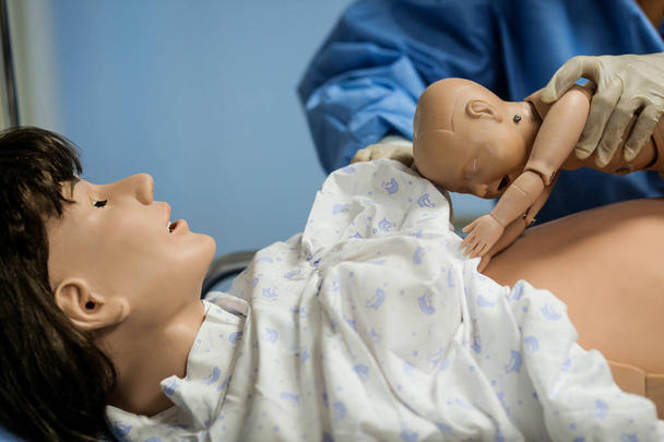 Details mit Plastik-Attrappen, die eine Frau und ihr neu geborenes Kind darstellen  - Foto, Bild