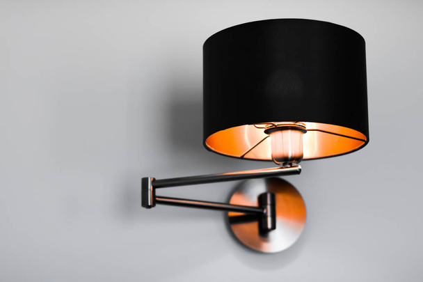 Bronz lámpa egy szobában, elegáns modern lakberendezés világítás - Fotó, kép