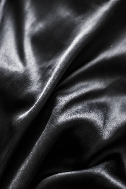 Luxury musta pehmeä silkki flatlay tausta rakenne, loma glamo
 - Valokuva, kuva