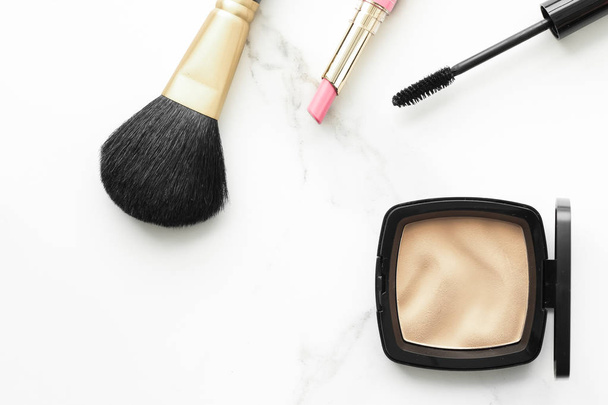 Make-up und Kosmetikprodukte auf Marmor, Flatlay-Hintergrund - Foto, Bild