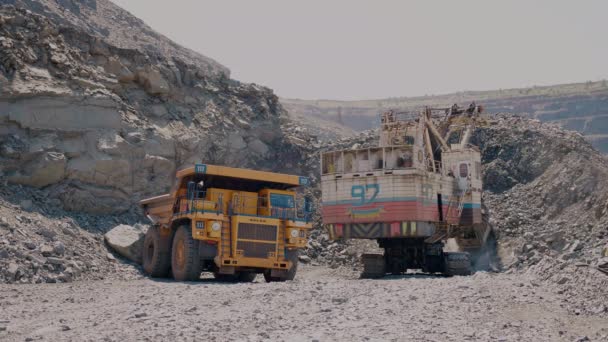 Excavadora carga mineral de hierro en un camión minero
 - Metraje, vídeo