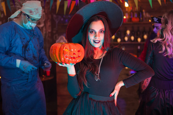 Amigos celebrando o Halloween parecendo monstros assustadores
 - Foto, Imagem
