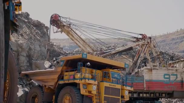 Carga de mineral de hierro en un camión minero
 - Imágenes, Vídeo