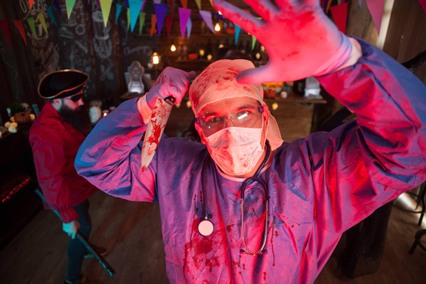 Halloween feest met mannen gekleed als enge monsters - Foto, afbeelding