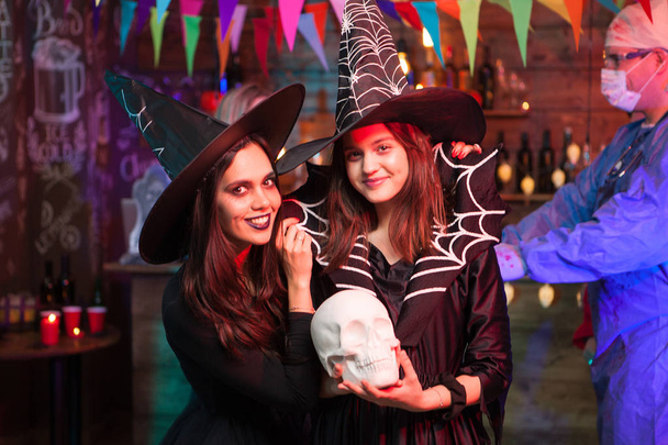 Vonzó fiatal boszorkányok keresi a kamerát Halloween Party - Fotó, kép