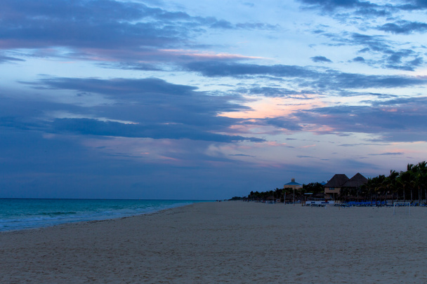 vroege ochtend op het strand - Foto, afbeelding
