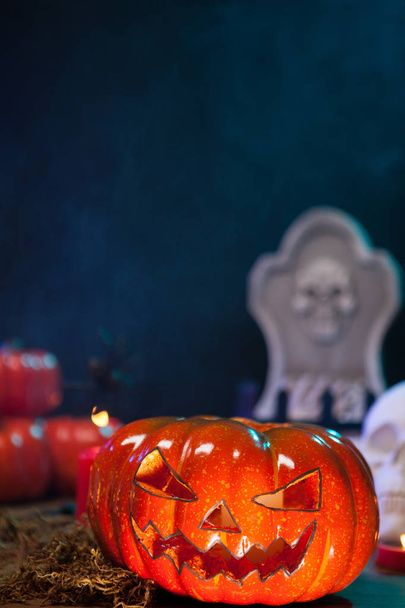 Lähikuva kammottava oranssi pumppaus puinen pöytä halloween puolue
 - Valokuva, kuva