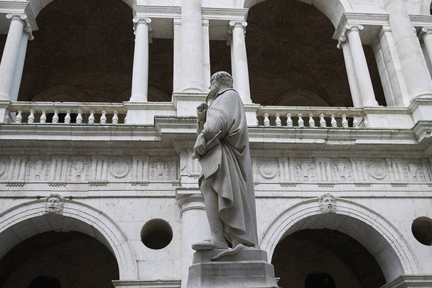 Віченца, Італія-26 травня 2018: погляд Андреа Палладіо статуя поруч з базилікою Палладіана - Фото, зображення