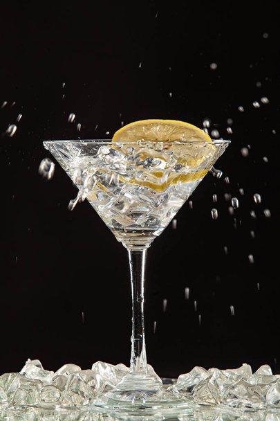 Glass, Lemon And Splash Of Water - Foto, Bild