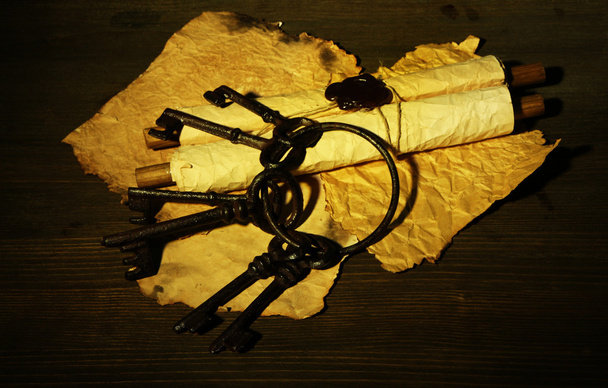 Antique keys and scroll on dark background - Foto, afbeelding