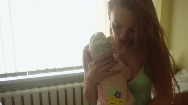 beautiful young mom with newborn baby - Imágenes, Vídeo