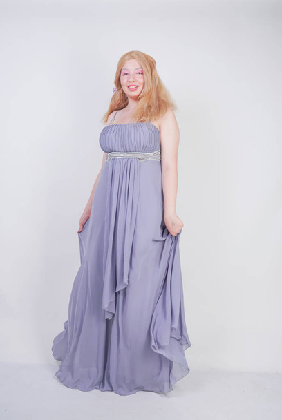 Joven mezcla de raza feliz mujer adulta en un gris largo shiffon vestido de noche
 - Foto, Imagen