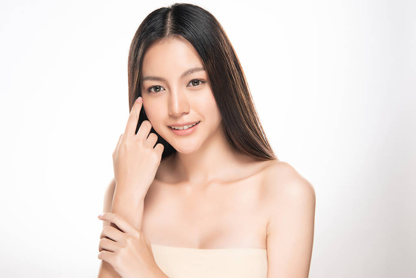Hermosa joven asiática mujer con limpia piel fresca, - Foto, imagen