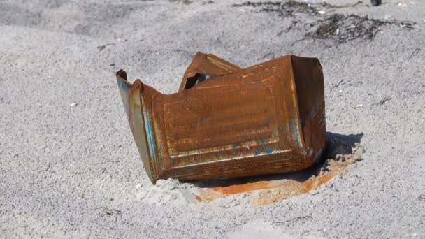 Lata oxidada en la orilla del mar
 - Metraje, vídeo