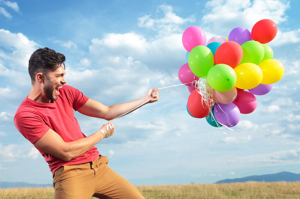 przypadkowy mężczyzna z kolorowych balonów - Zdjęcie, obraz