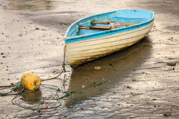 Vieille barque avec bouée
 - Photo, image