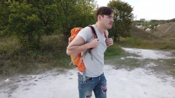 A traveling man with backpack - Felvétel, videó