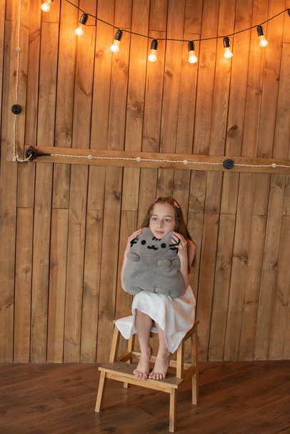 Klein meisje met een grijze kat speelgoed - Foto, afbeelding