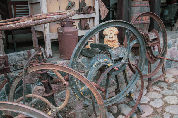 Vieilles machines agricoles rouillées du siècle dernier, debout près du hangar
. - Photo, image