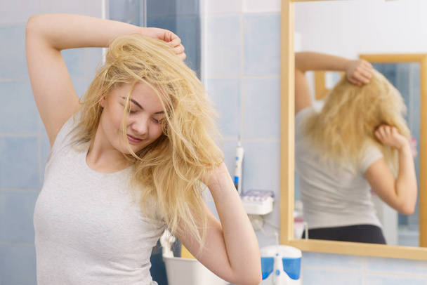 Šťastná čerstvé blond žena v koupelně - Fotografie, Obrázek