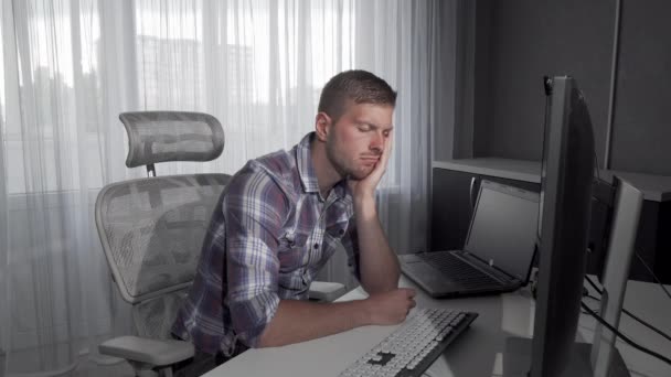 Knappe man in slaap vallen in de voorkant van zijn computer - Video
