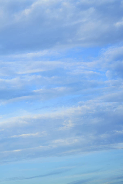 блакитне небо в хмарах
 - Фото, зображення