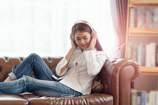 Jovem mulher asiática gosta de ouvir música com fones de ouvido, happ
 - Foto, Imagem